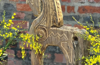 Ngựa gỗ 'kể chuyện' đại ngàn